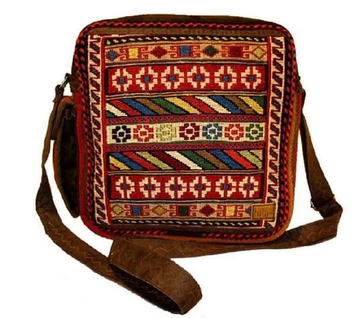 کیف گلیمی سیرجان با الهام از نقوش منطقه ای و بیان فرهنگی اصیل